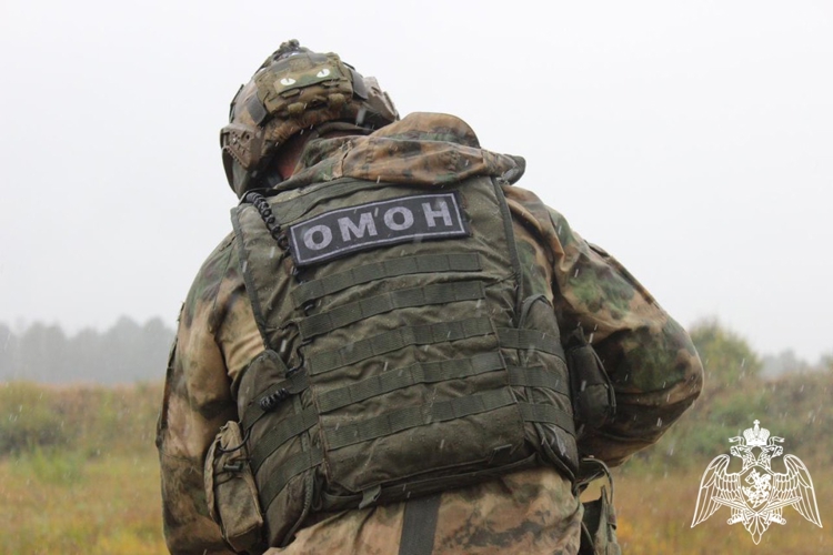 Росгвардейцы прошли испытания на право ношения знака отличия полицейского спецназа в Смоленске