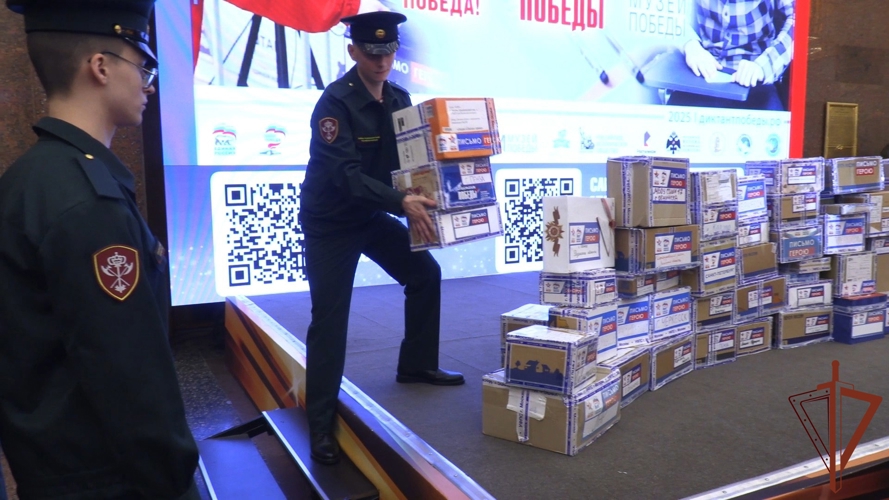 Оргкомитет «Диктанта Победы» передал в Росгвардию письма-треугольники для отправки бойцам в зону СВО (видео)