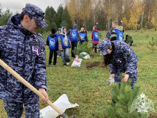 В Смоленске сотрудники вневедомственной охраны приняли участие во всероссийской акции «Экология вместе с семьями»