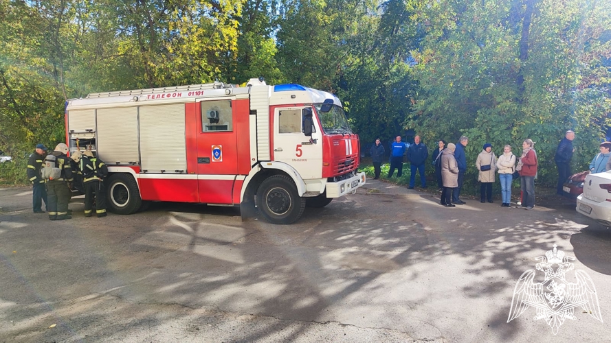 В региональном Управлении вневедомственной охраны Росгвардии совместно с подразделениями МЧС России по Смоленской области прошла тренировка по эвакуации и тушению условного пожара