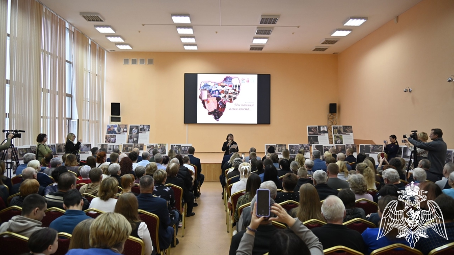 Офицер Росгвардии принял участие в открытии фотовыставки «Мы помним Ваши имена...»
