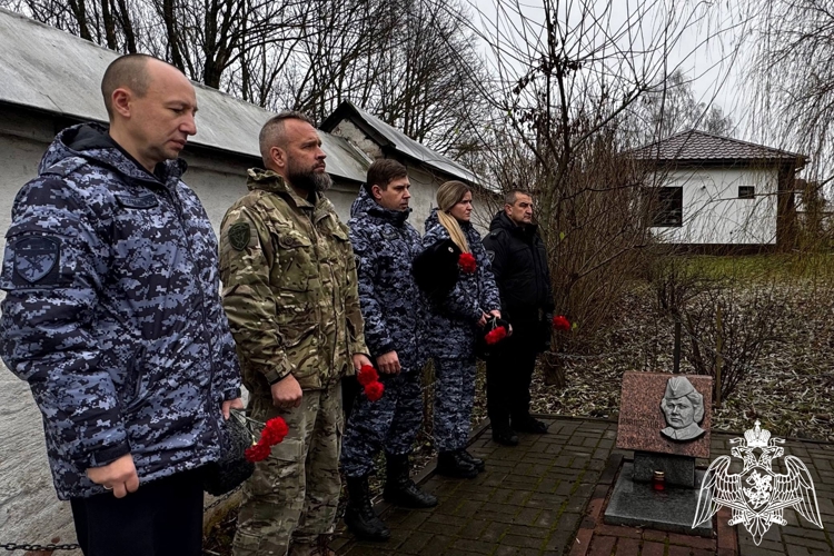  В Смоленске росгвардейцы отдали дань памяти погибшим воинам