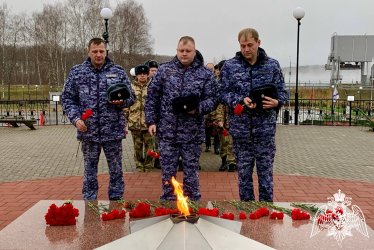 Смоленские сотрудники вневедомственной охраны почтили память павших воинов в День Неизвестного солдата