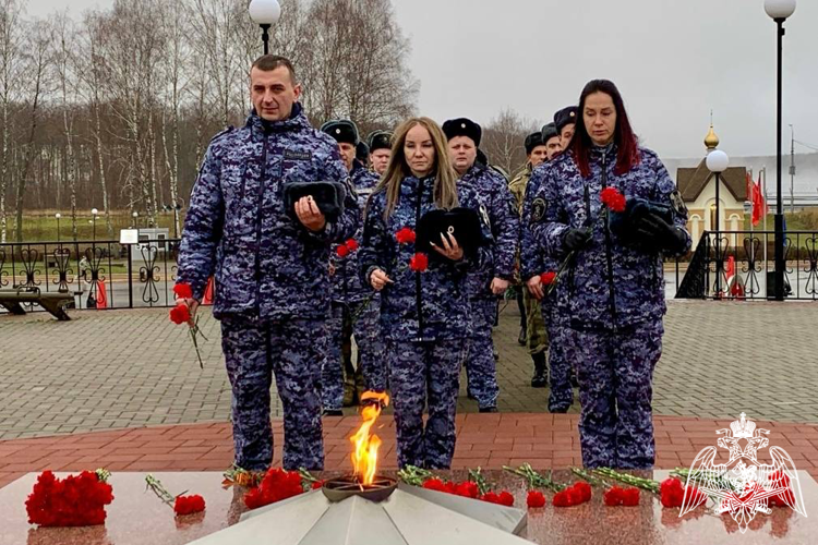 Смоленские сотрудники вневедомственной охраны почтили память павших воинов в День Неизвестного солдата