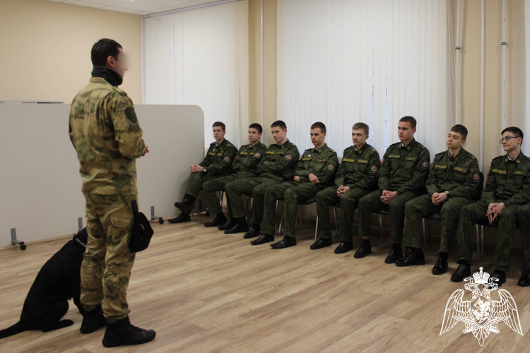 В Смоленской области кинологи Росгвардии рассказали смоленским кадетам о правилах безопасности и своей профессии (ВИДЕО)