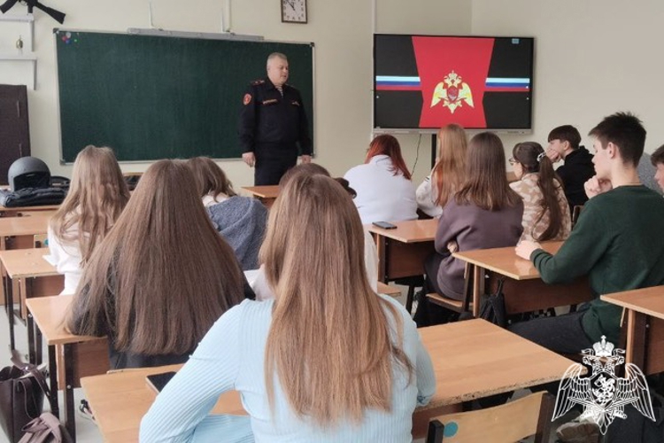 Росгвардейцы провели уроки мужества в двух смоленских школах