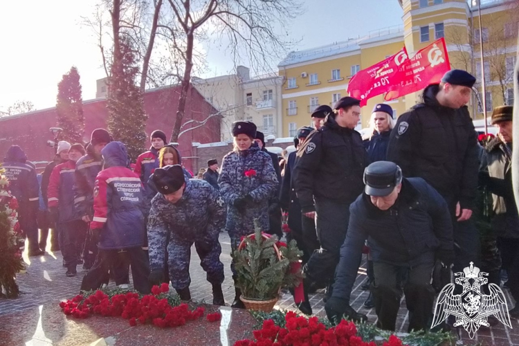 В Смоленске росгвардейцы приняли участие в митинге, посвященном Дню защитника Отечества