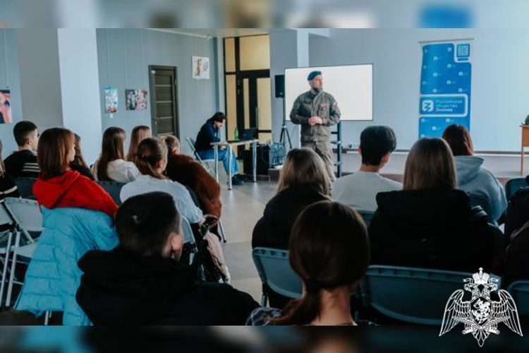 Офицер Росгвардии провел урок мужества для студентов ко Дню Защитника Отечества