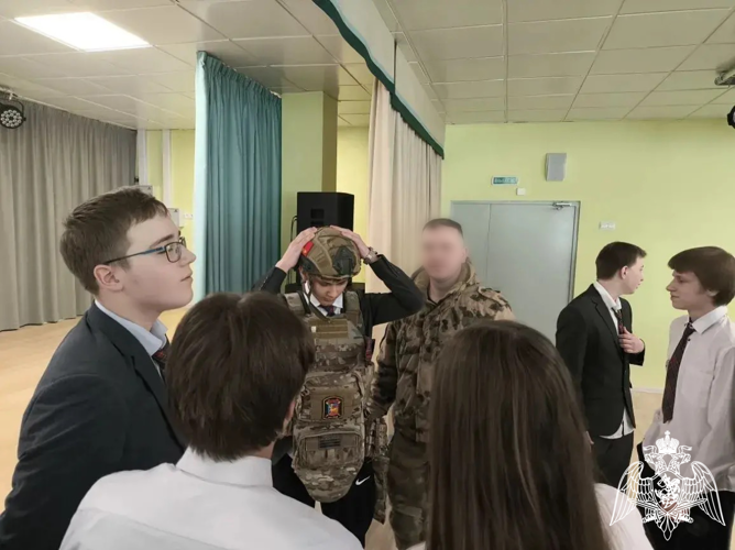 Росгвардейцы провели патриотические уроки для юных смолян 