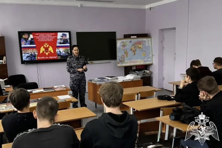 Стражи порядка поделились секретами мастерства со смоленскими студентами