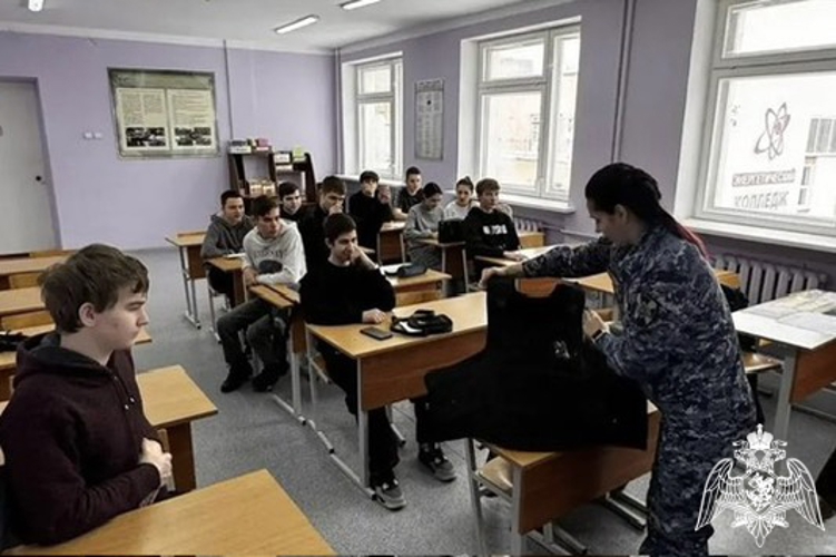 Стражи порядка поделились секретами мастерства со смоленскими студентами
