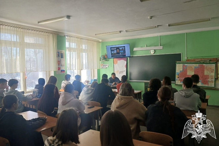 Герои в форме: сотрудники вневедомственной охраны провели урок мужества 
