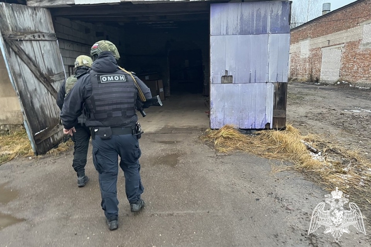 В Смоленске при силовой поддержке спецназа Росгвардии пресечена работа подпольного цеха по изготовлению безалкогольных напитков