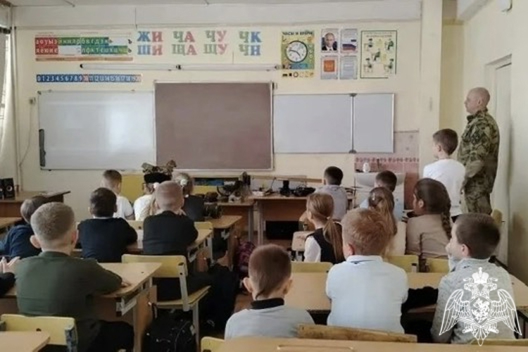Бойцы ОМОН «Кривич» провели встречу со школьниками в Смоленске