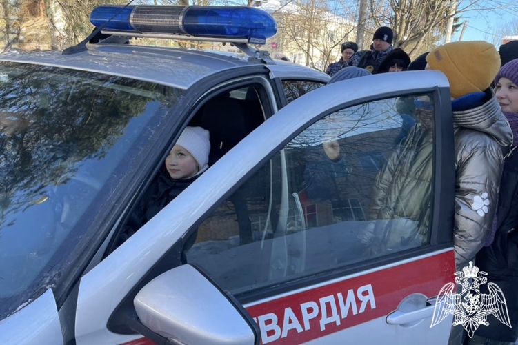 Росгвардейцы поделились со школьниками секретами службы