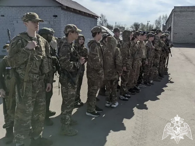 Бойцы спецназа Росгвардии провели день открытых дверей для смоленский школьников