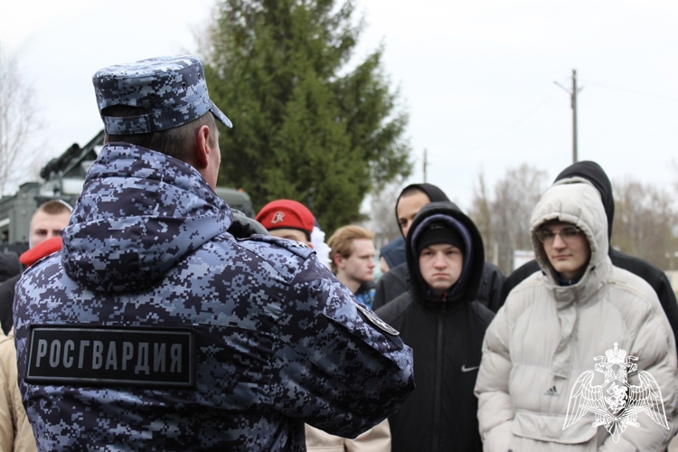 В Смоленской области росгвардейцы приняли участие во всероссийской акции «День призывника» 