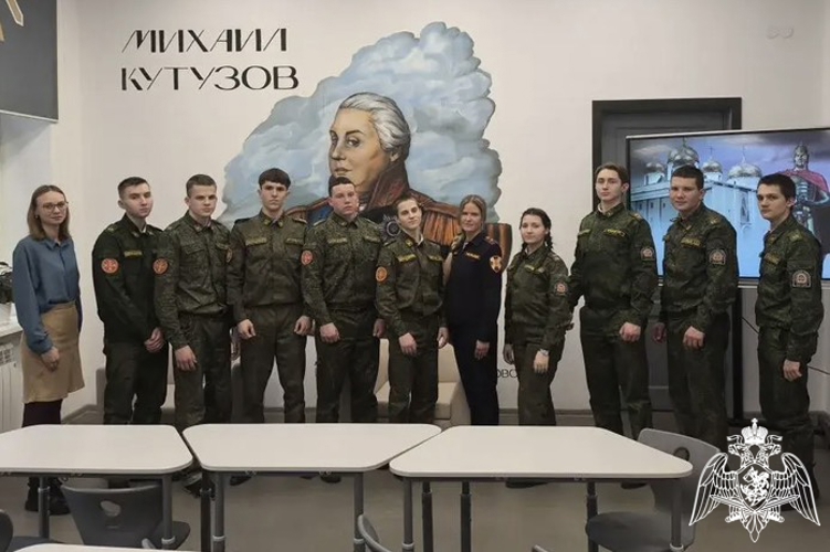 В Смоленске росгвардейцы провели урок мужества для школьников