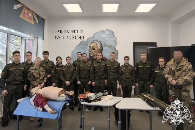 Росгвардейцы в Смоленске провели для школьников открытый урок по оказанию первой медицинской помощи