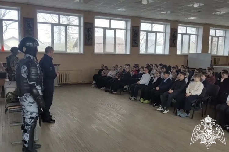 Смоленские школьники встретились с бойцами ОМОН Росгвардии