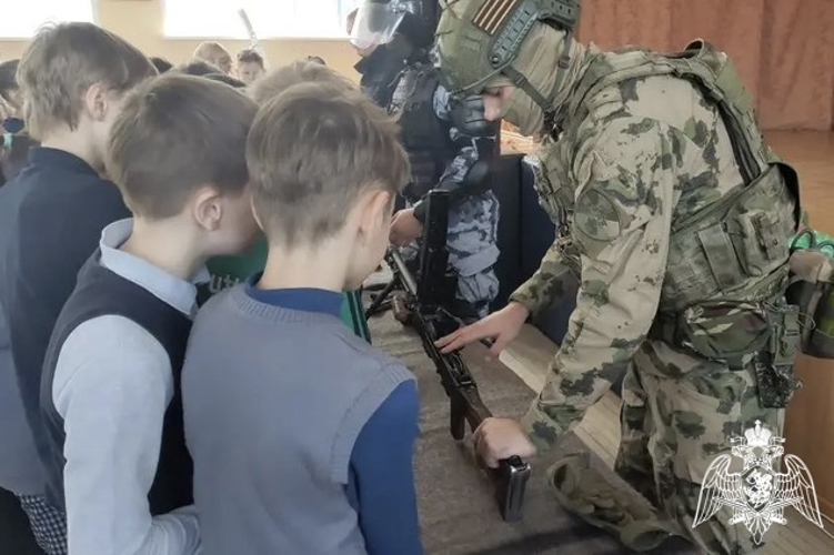 Смоленские школьники встретились с бойцами ОМОН Росгвардии