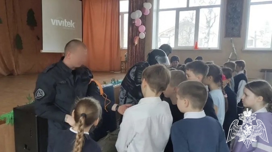Смоленские школьники встретились с бойцами ОМОН Росгвардии