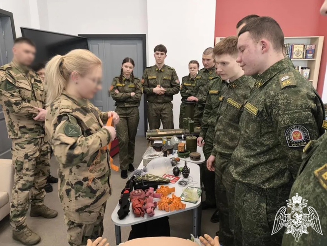 Росгвардейцы в Смоленске провели для школьников открытый урок по оказанию первой медицинской помощи