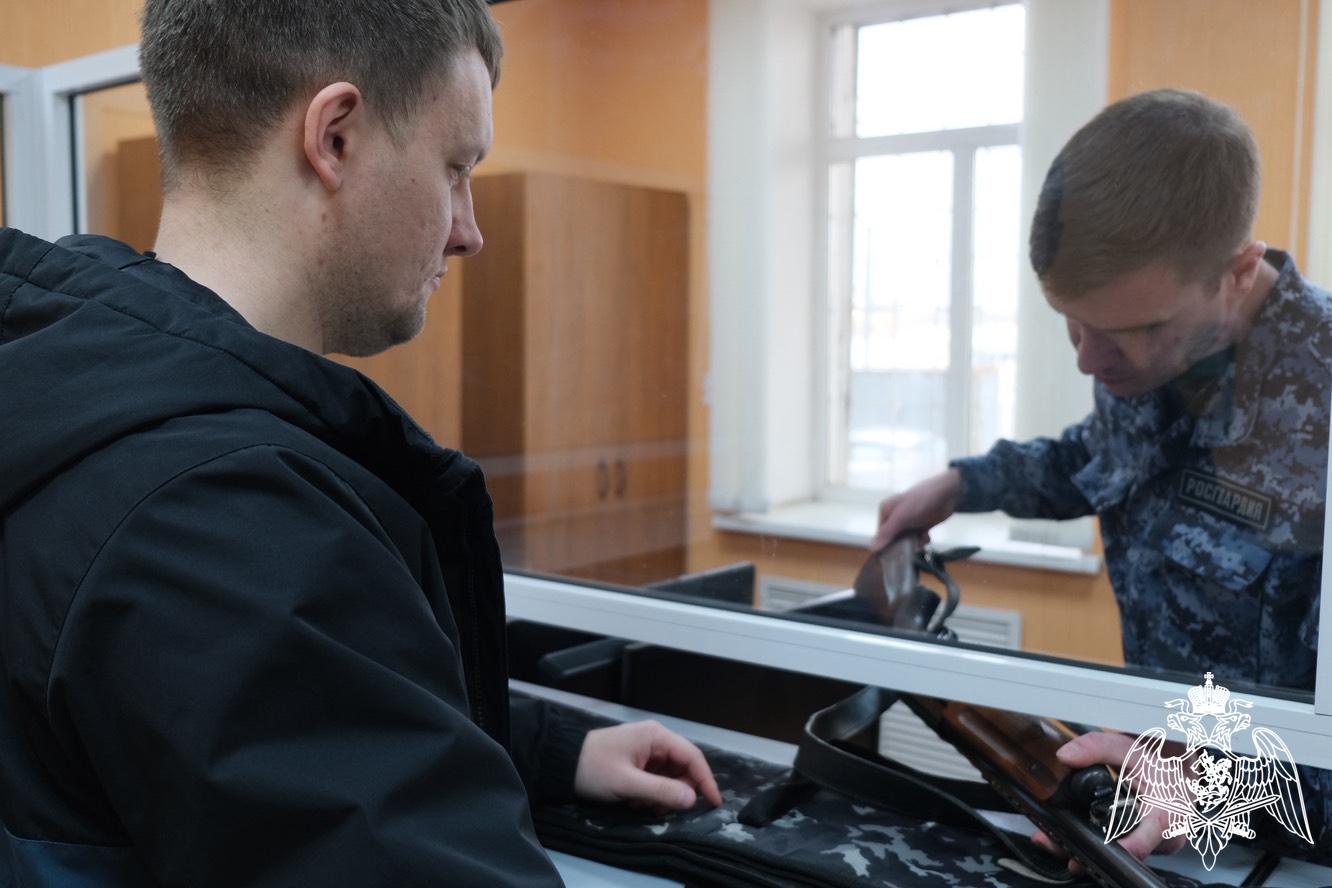 Порядка 260 владельцев оружия проверили сотрудники Росгвардии в Смоленской области