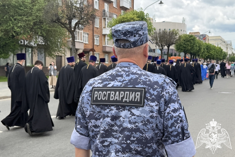 Росгвардейцы приняли участие в обеспечении правопорядка во время крестного хода в Смоленске