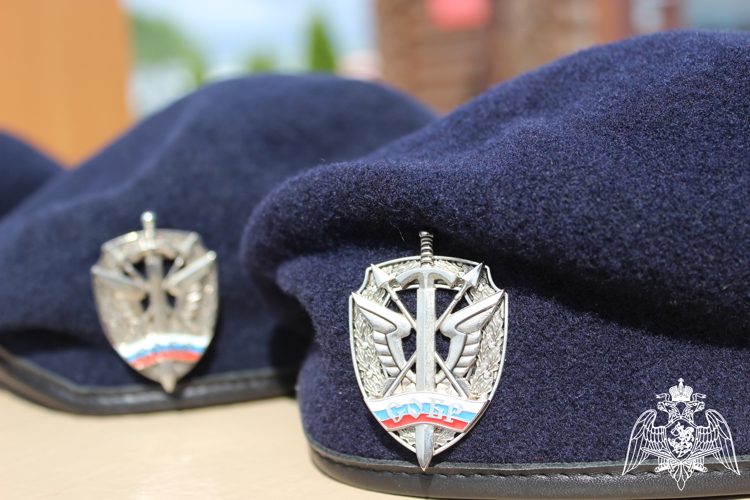 Смоленским росгвардейцам вручили геральдические знаки отличия полицейского спецназа  