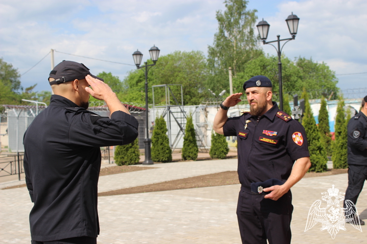 Смоленским росгвардейцам вручили геральдические знаки отличия полицейского спецназа  