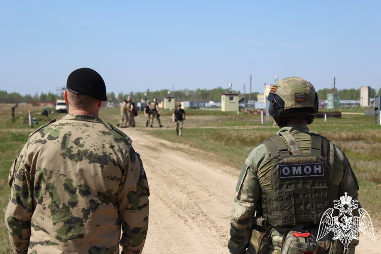 Смоленские сотрудники СОБР и ОМОН прошли испытания на право ношения знака отличия II степени