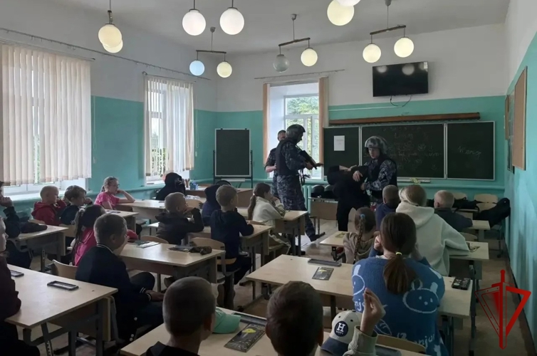 Росгвардейцы провели урок мужества для воспитанников летнего лагеря в Смоленской области