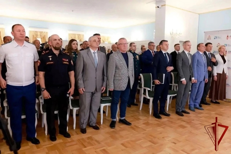 Росгвардейцы приняли участие в торжественной церемонии вручения дипломов выпускникам образовательной программы «Герои СВОего времени. Смоленск»