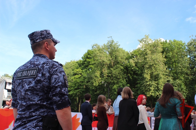 Росгвардейцы обеспечили безопасность во время проведения праздника «Выпускной-2026»