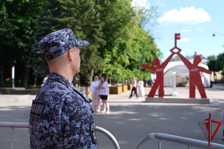 Сотрудники и военнослужащие Росгвардии приняли участие в обеспечении безопасности на празднике, посвященном Дню молодежи в Смоленске