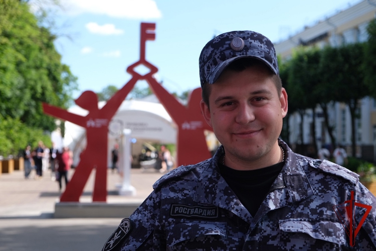 Сотрудники и военнослужащие Росгвардии приняли участие в обеспечении безопасности на празднике, посвященном Дню молодежи в Смоленске