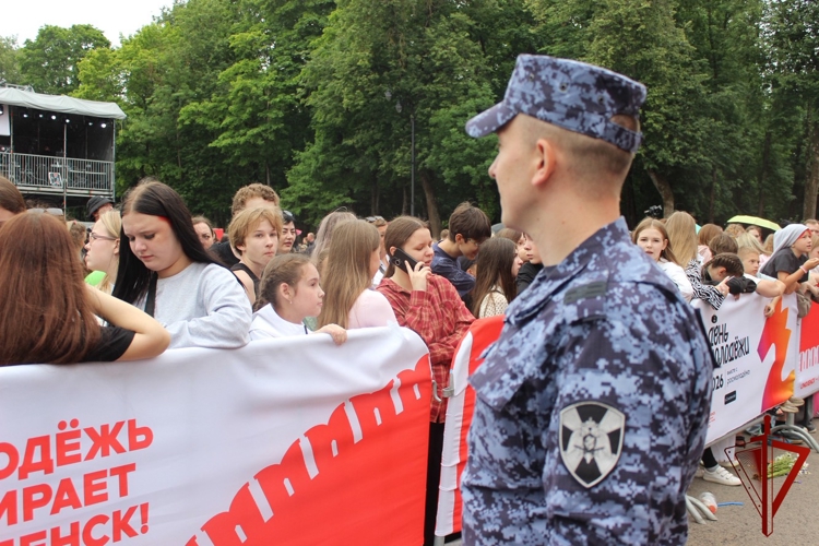 Сотрудники и военнослужащие Росгвардии приняли участие в обеспечении безопасности на празднике, посвященном Дню молодежи в Смоленске