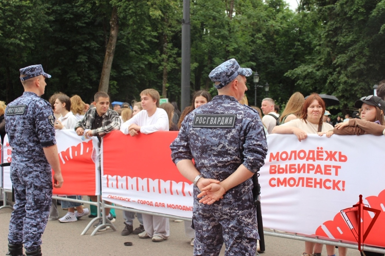 Сотрудники и военнослужащие Росгвардии приняли участие в обеспечении безопасности на празднике, посвященном Дню молодежи в Смоленске