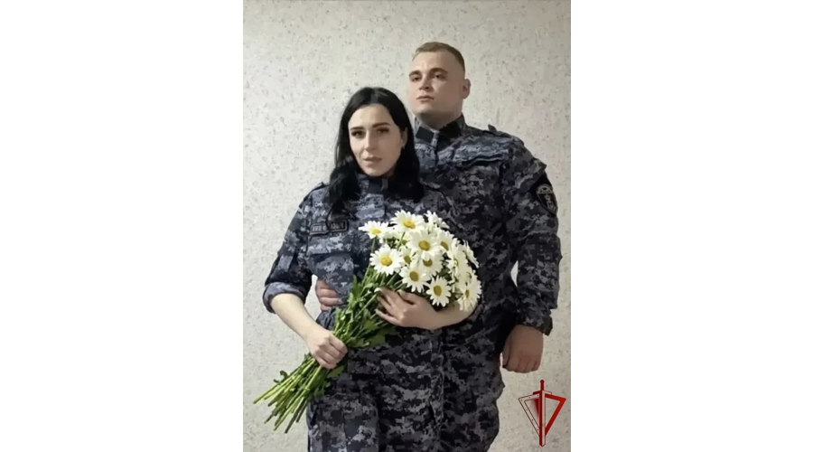 Росгвардейцы поддержали акцию «Подари ромашку на счастье» в Смоленской области