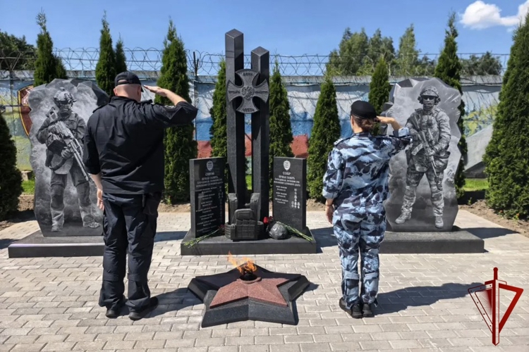 Память ветеранов боевых действий почтили росгвардейцы в Смоленске
