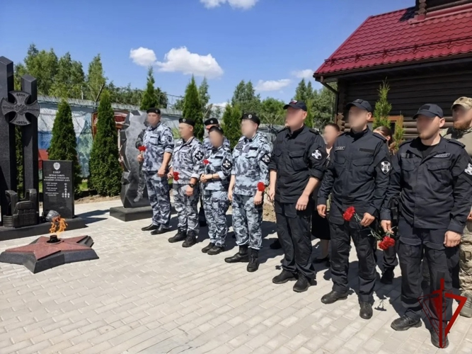 Память ветеранов боевых действий почтили росгвардейцы в Смоленске