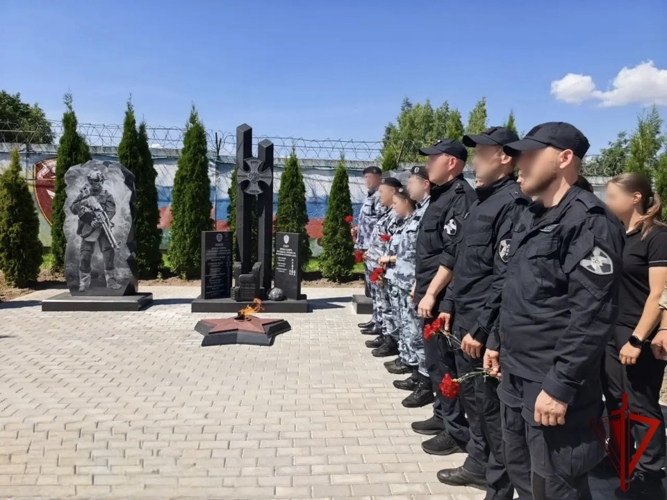 Память ветеранов боевых действий почтили росгвардейцы в Смоленске