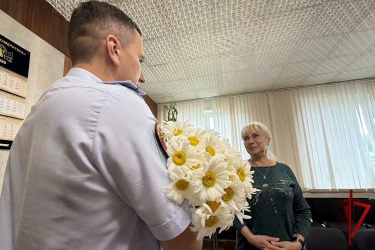 Росгвардейцы поддержали акцию «Подари ромашку на счастье» в Смоленской области