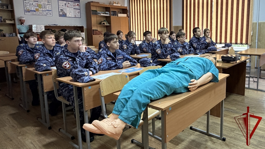 Патриотические сборы учащихся профильного кадетского класса Росгвардии завершились в Смоленске