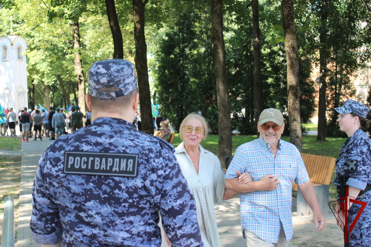 Росгвардейцы обеспечили безопасность во время проведения мероприятий, посвященных Дню ВДВ в Смоленске