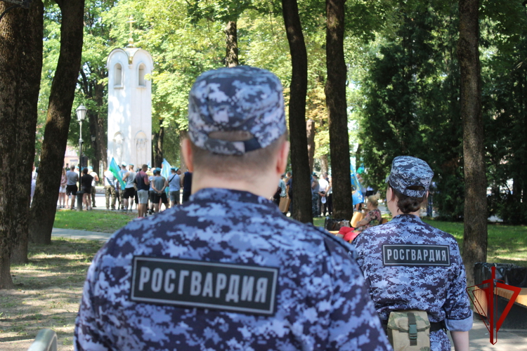 Росгвардейцы обеспечили безопасность во время проведения мероприятий, посвященных Дню ВДВ в Смоленске
