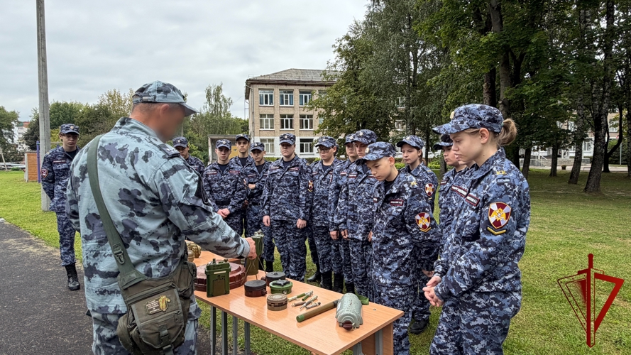 Патриотические сборы учащихся профильного кадетского класса Росгвардии завершились в Смоленске