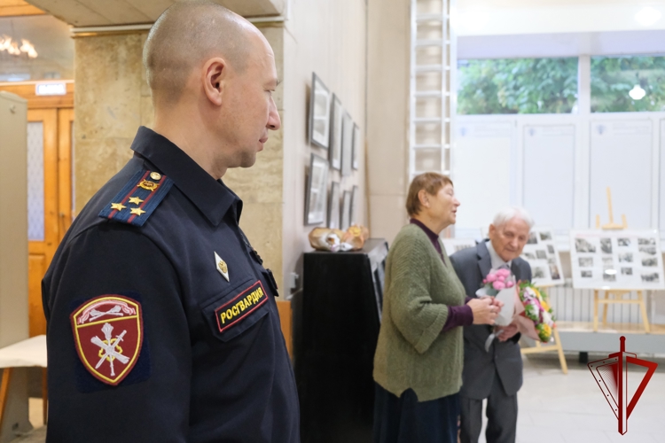 Росгвардейцы посетили персональную выставку ветерана войск правопорядка Валентина Загорулько