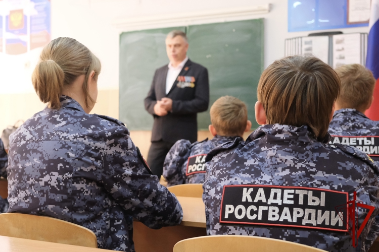 Смоленские кадеты узнали об истории Росгвардии от ветеранов службы